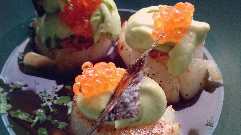 Sivumaku-ruokabloggaaja Jani Kinnusen tekemiä kampasimpukoita Tomi Björckin ja Matti Wikbergin helsinkiläisravintola Gaijinin tyyliin. Gaijin on huomioitu kansainvälisissä listauksissa, muun muassa Michelin-oppaassa Bib Gourmand -merkinnällä.