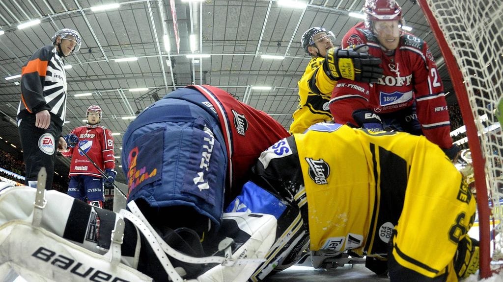 HIFK:n Thomas Nykopp (vas.) seuraa taustalla, kun Toni Söderholm (oik.) yrittää siivota KalPan Michal Birnerin (jään pinnassa) ja Janne Kolehmaisen pois maalivahti Kevin Lankisen tontilta.