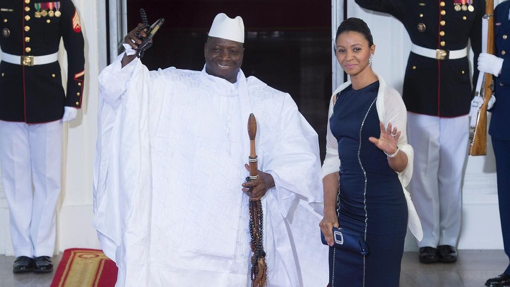 Gambian valtaan takertunut presidentti Yahya Jammeh ja puoliso Zeinab Suma Jammeh.