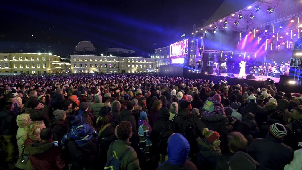 Uutta vuotta juhlittiin Senaatintorilla Helsingissä.