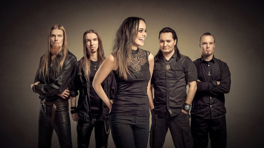 Suomalainen metallibändi Amberian Dawn vuoden 2014 promokuvassa. Perustajajäseniin kuulunut Tommi ei ole kuvassa.