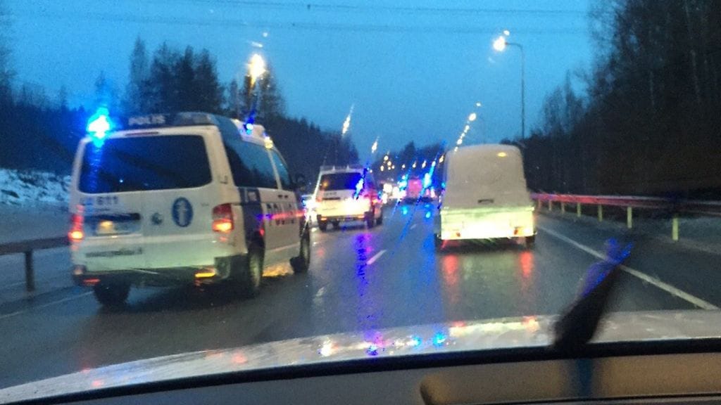 Onnettomuuden raivaustöiden vuoksi toinen ajokaista suljettiin. Liikenne alkaa Porintiellä kuitenkin palautua normaaliksi.