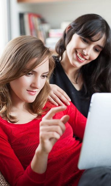 Kaksi naista tietokoneella