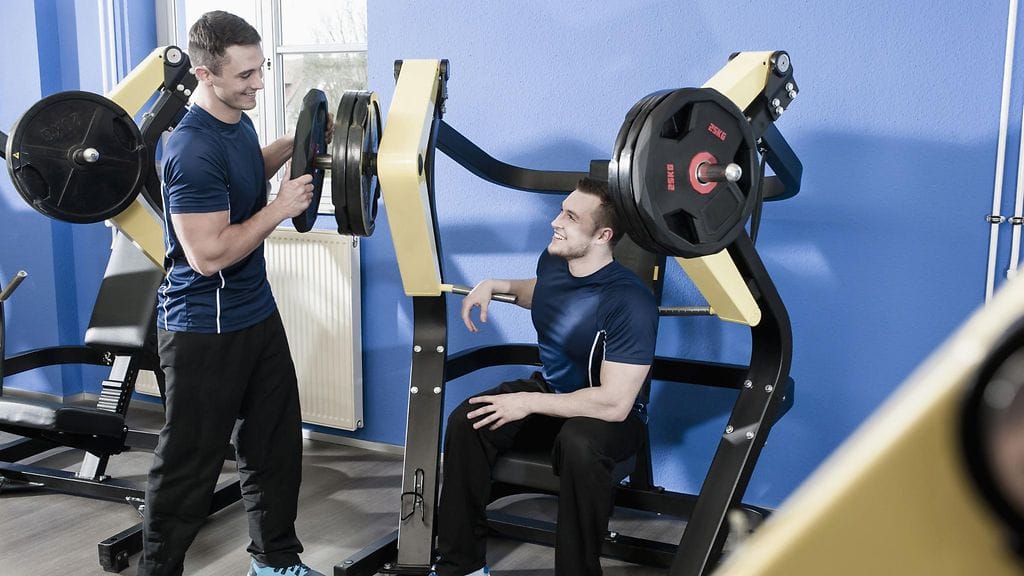 Miehiä kuntosalilla
