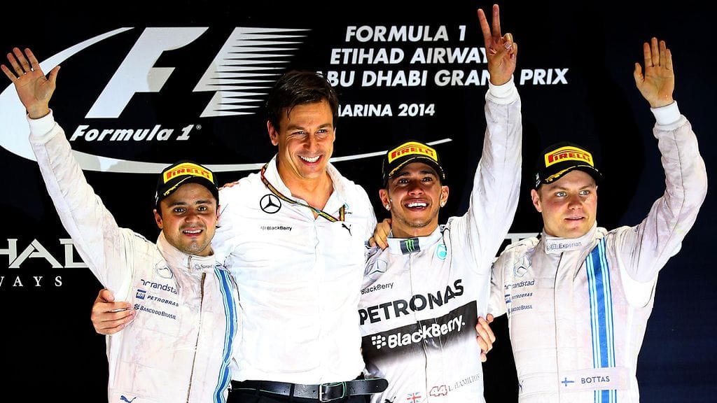 Toto Wolff (toinen vas.) on tottunut voitonjuhliin viime vuosina.