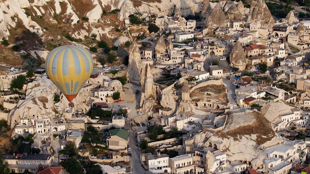 Kuumailmapalloretki Kappadokian yllä. Kappadokia on yksi UNESCON mailmanperintökohteista.