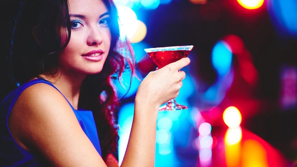 Nainen juo drinkkiä