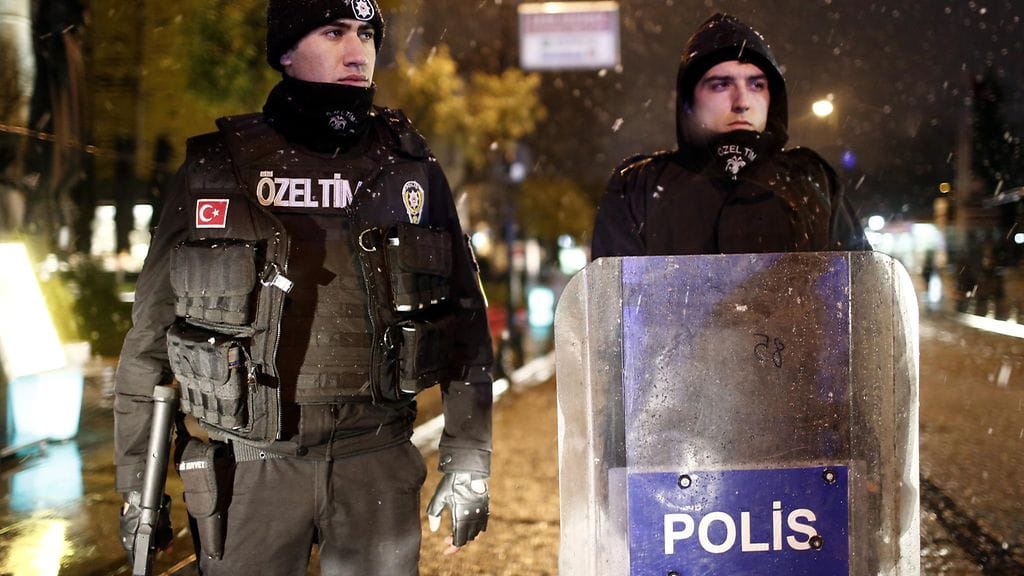 Turkin poliisi on pidättänyt kolme ihmistä liittyen aiempin poliisiampumisiin. Arkistokuva.