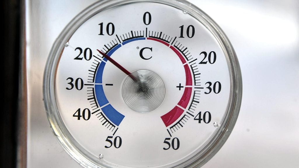 Lämpötila on maanantaiaamulla 15–20 pakkasastetta, päivällä 10–15 pakkasastetta. Sää on lauhempi rannikolla ja pohjoisessa kylmempi.