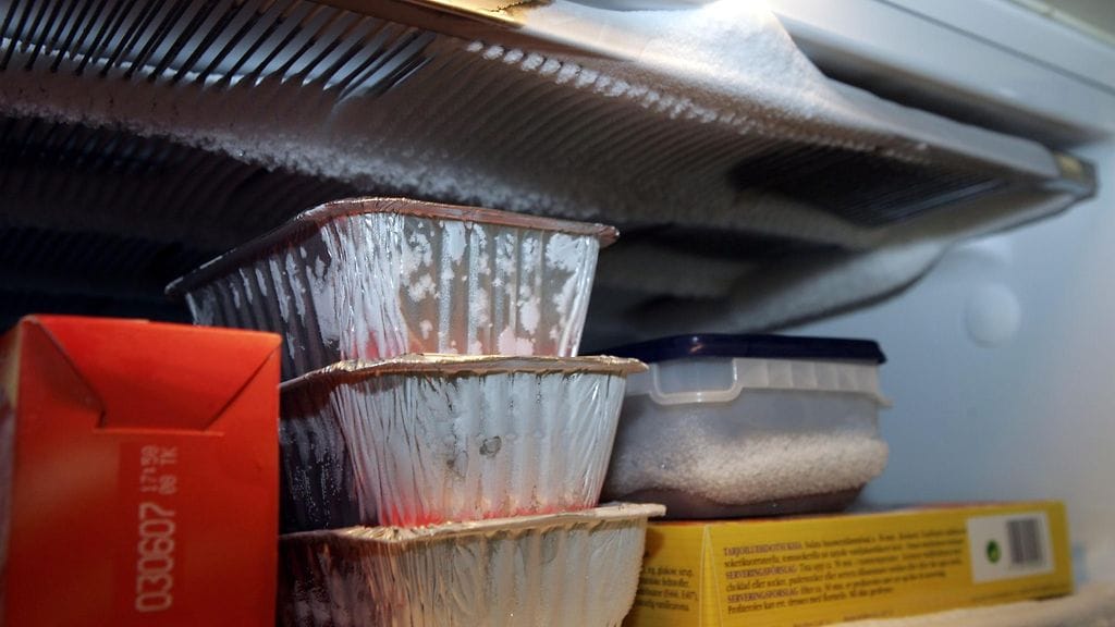 Pakkasilla pakastimen sulatus on kiireetöntä puuhaa.