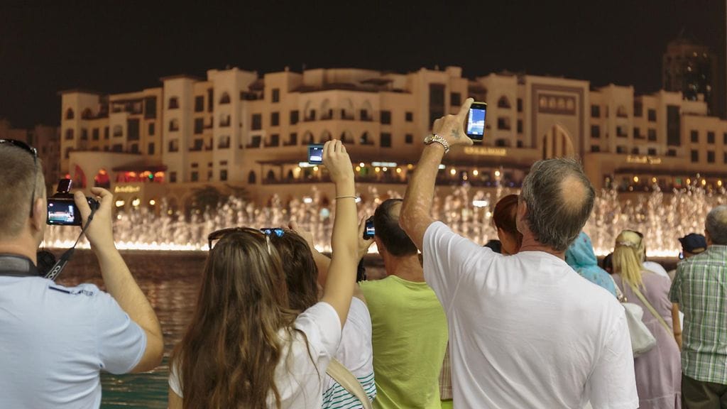 Turisteja Dubaissa.