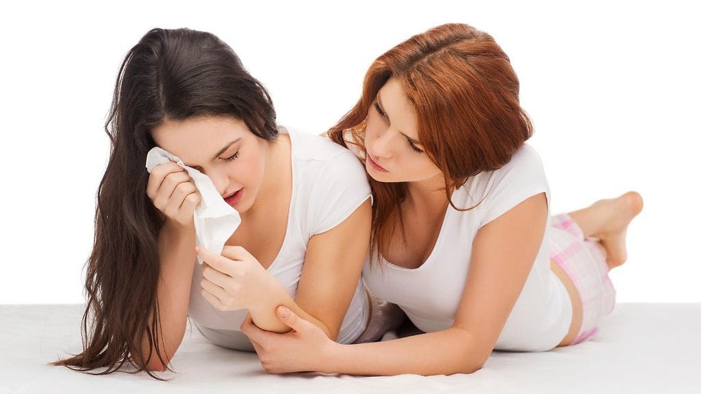 Kaveri lohduttaa tyttöä 2