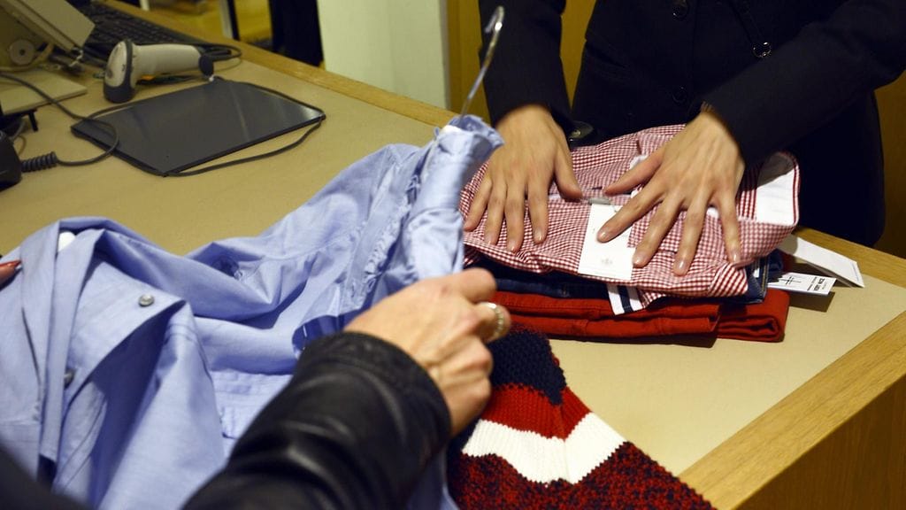 Vaatteita koskee kuuden kuukauden virheolettama. Kuvituskuva.