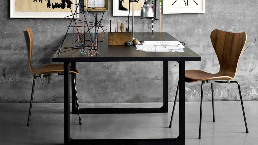 Fritz Hansenin Essay-pöytä ja Seiska-tuolit