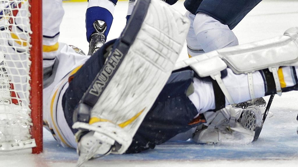 Michal Neuvirth venyttää kiekon eteen.