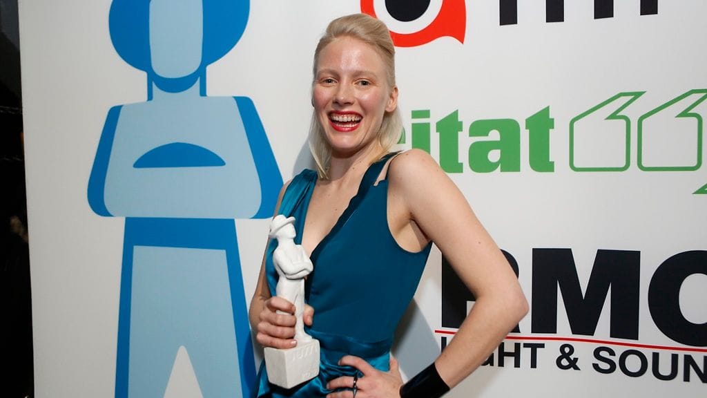 Laura Birn Jussi-pystinsä kanssa.