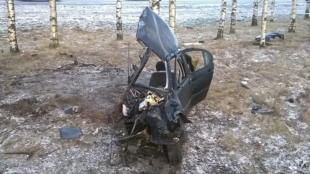 Poliisin mukaan turma-auto ajoi huomattavaa ylinopeutta Tuomarinkylän liittymään, ajautui ulos tieltä, törmäsi puihin ja syttyi palamaan. Lukijan kuvaa turmapäivältä 10. tammikuuta 2015.