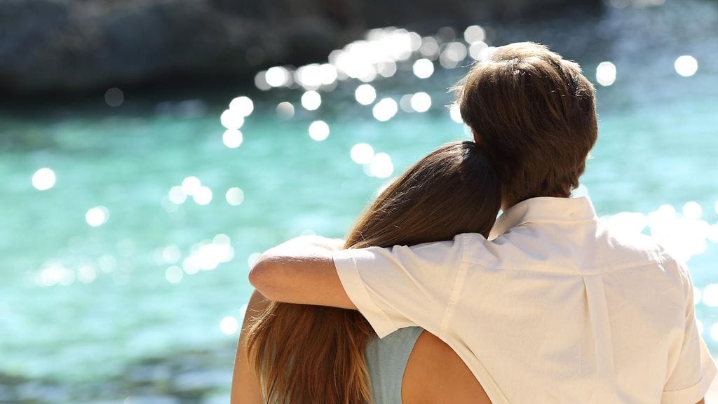 Pariskunta rannalla 2