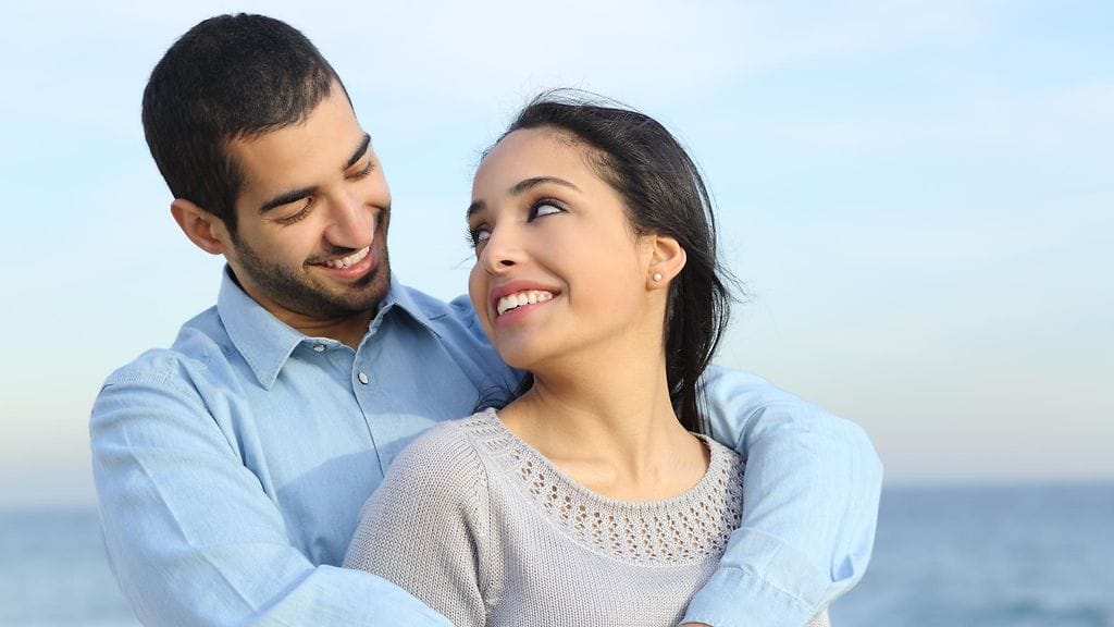 Pariskunta rannalla 4