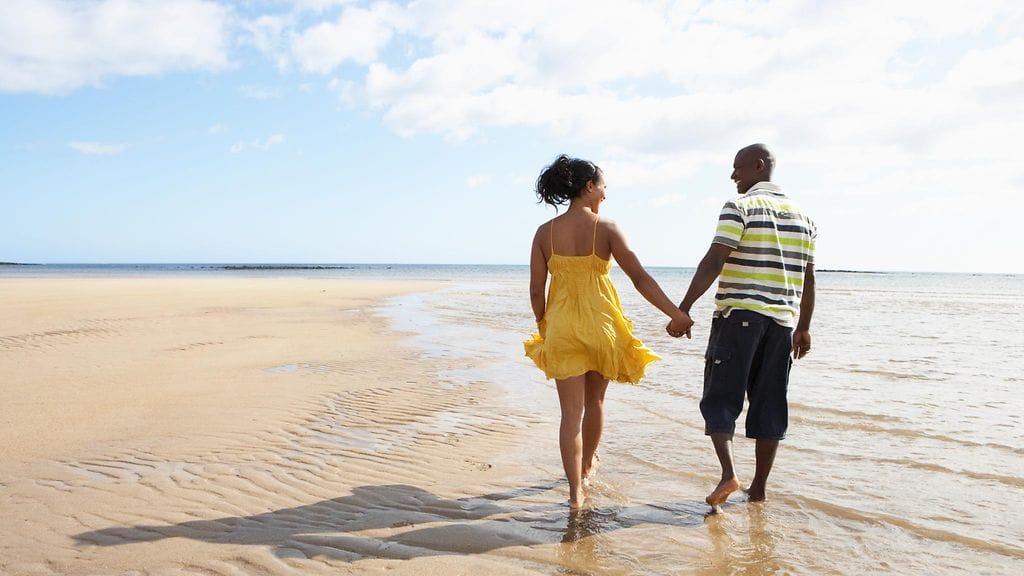 Pari kävelee rannalla