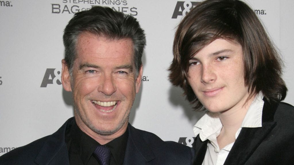 Vuonna 2011 otetussa kuvassa Dylan on vasta kasvamassa isänsä ohitse.