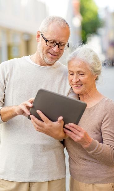 Pari katsoo tablettia