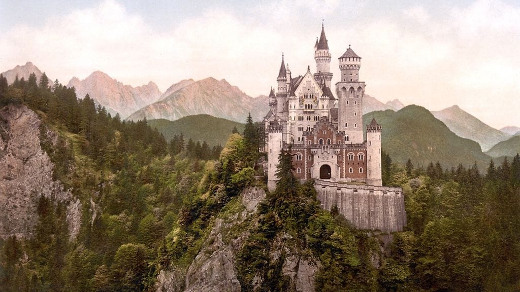 Neuschwansteinin linna sijaitsee Baijerin Alpeilla.