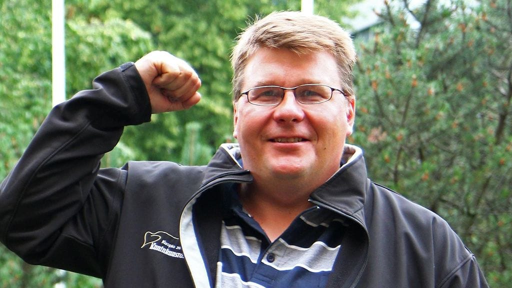 Tero Mäenpäällä pitää kiirettä, kun muuttopuuhien lisäksi juhannuksen alla pitäisi leipoa vielä voittokakkuakin.