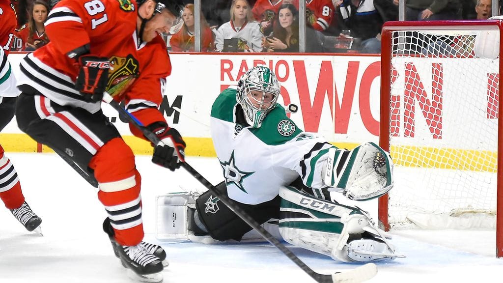 Marian Hossa taiteilee Kari Lehtosta vastaan.