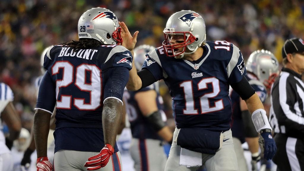 Tom Brady (oik.) syötti ja LeGarrette Blount juoksi ottelussa kolme touchdownia.
