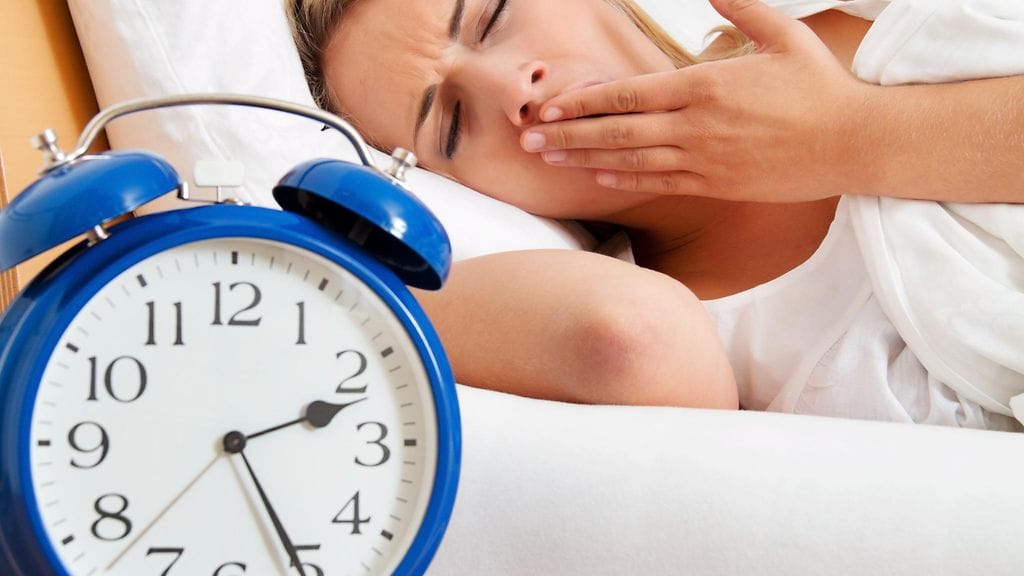 Keskellä yötä heräävän ei kannata ottaa valvomisesta turhaa stressiä.
