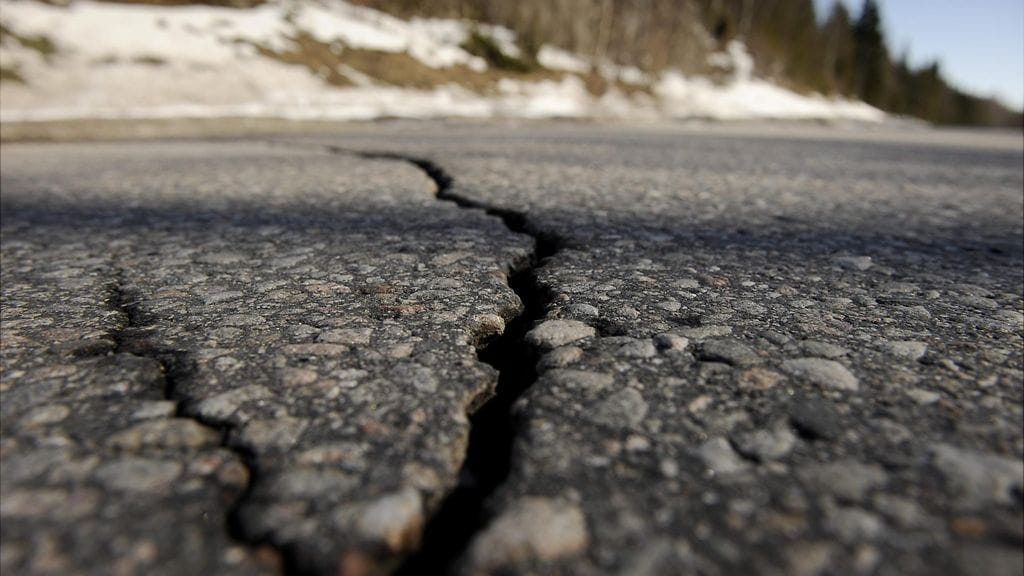 Arkistokuva routavauriosta. Valtatie 12:n pientareella oli ollut painauma useiden kuukausien ajan.