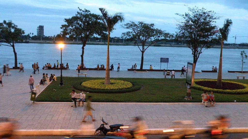 Tonle Sap -joki virtaa Kambodzhan pääkaupungin Phnom Penhin keskustan läpi ennen kuin yhdistyy Mekong-jokeen.
