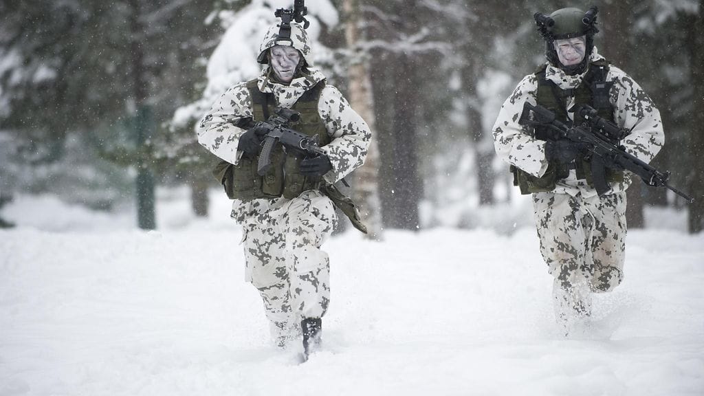 Puolustusvoimat esitteli maavoimien uudistettua taistelutapaa Santahaminassa. Lännen Median mukaan armeija käyttää harjoituksissaan sodan ajan varusteita.