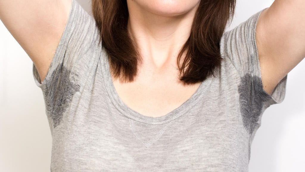 Vuodenajasta viis – vaaleat paidat paljastavat hikoilun aina.