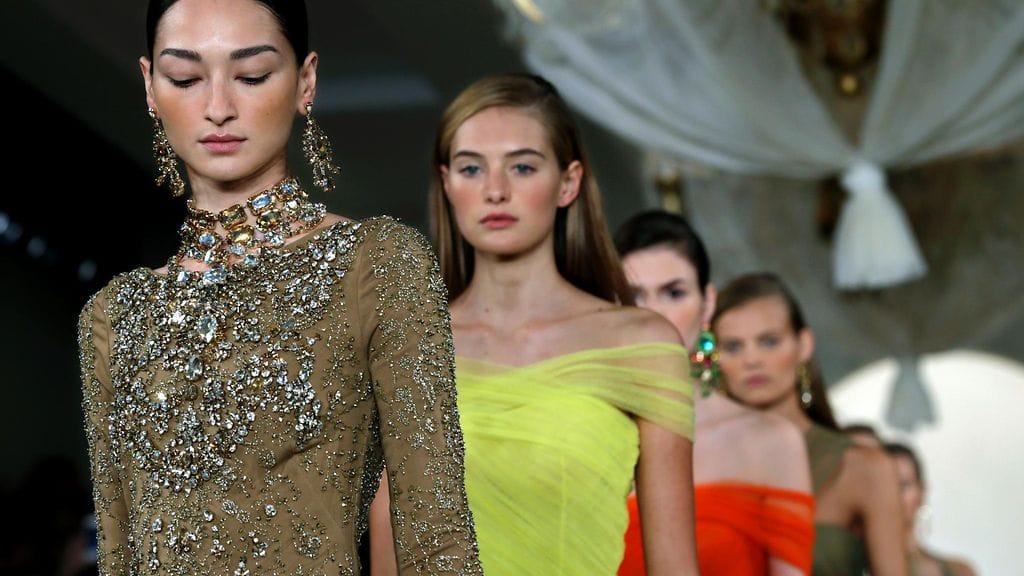 Kiinnitä huomiota vaatteidesi materiaaleihin! Kuva Ralph Laurenin kevät-kesä 2015 -näytöksestä.