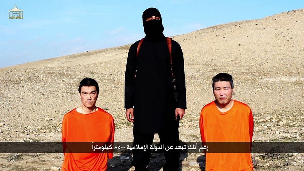 ISIS-järjestön videolta otetussa kuvassa väitetään olevan japanilaisten panttivankien Kenji Goton (vas.) ja Haruna Yukawan.