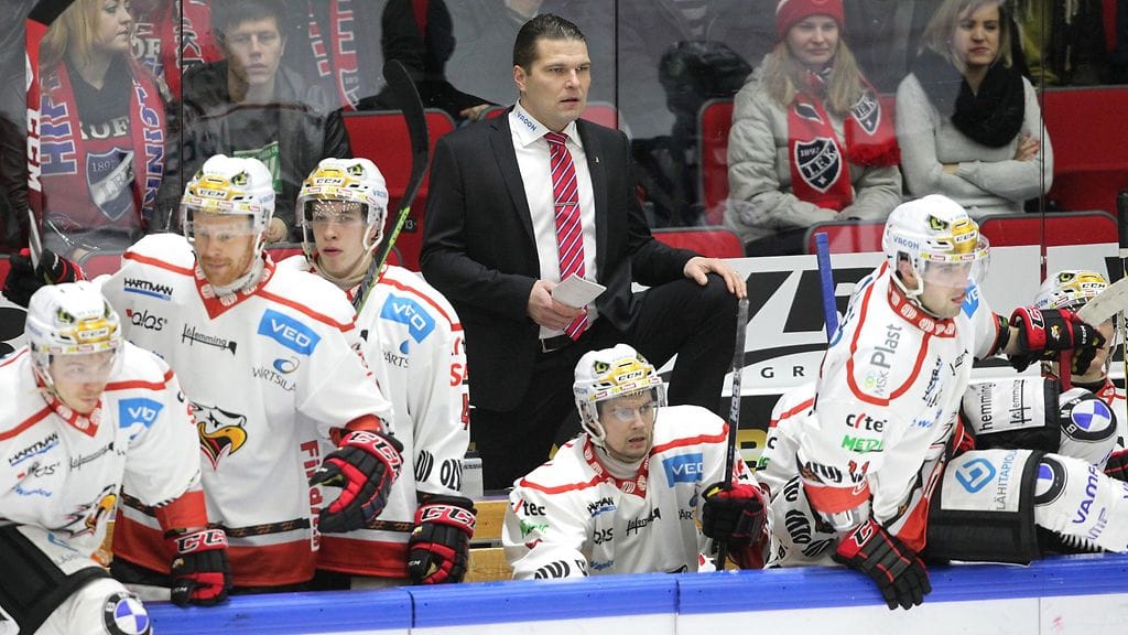 Tomek Valtosen valmentama Vaasan Sport vierailee illalla Oulussa.