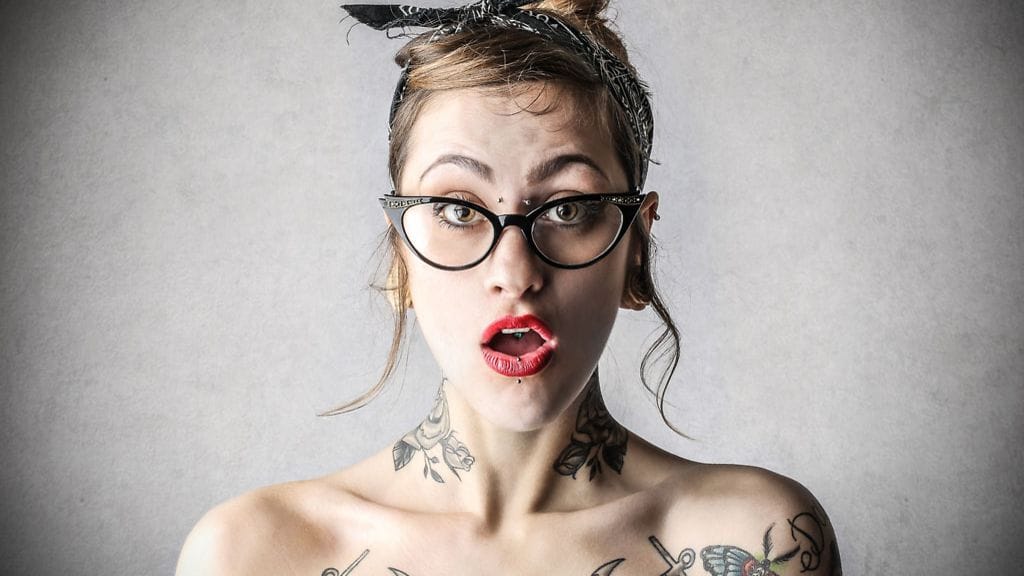 Ottaisitko tatuoinnin silmäluomeen tai kitalakeen? Kuvituskuva.