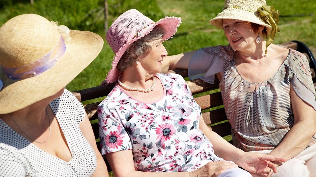 seniorinaiset_istuvat