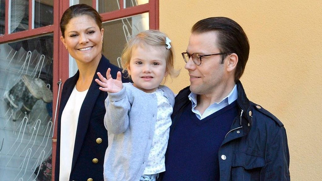 Ruotsin kruununprinsessa Victoria, prinssi Daniel ja heidän tyttärensä Estelle.