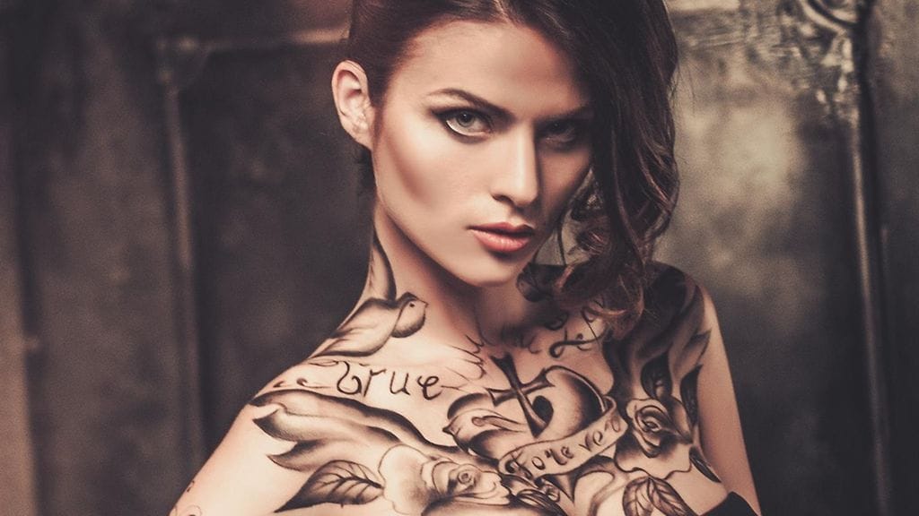 Tatuoinnit – sekä isot että pienet – ovat erittäin suosittuja. Kaula on yksi suosituimmista paikoista.