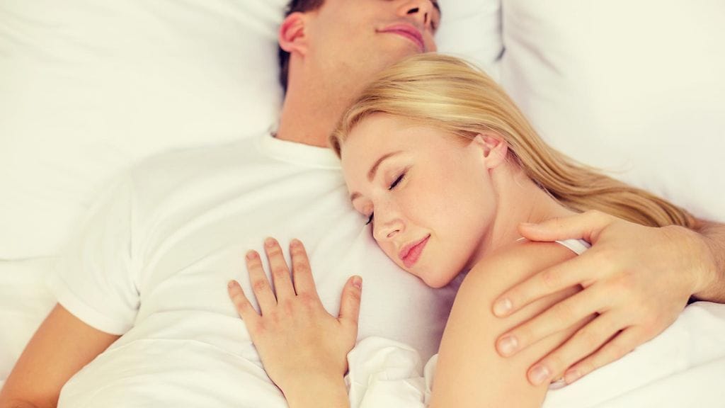 Pari nukkuu sängyssä