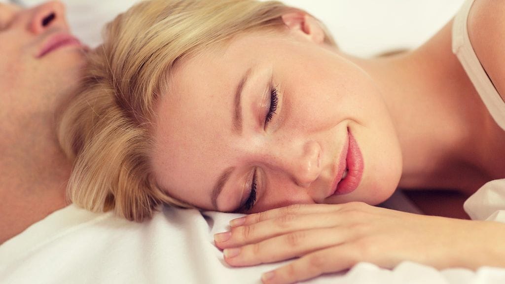 Pari nukkuu sängyssä (1)