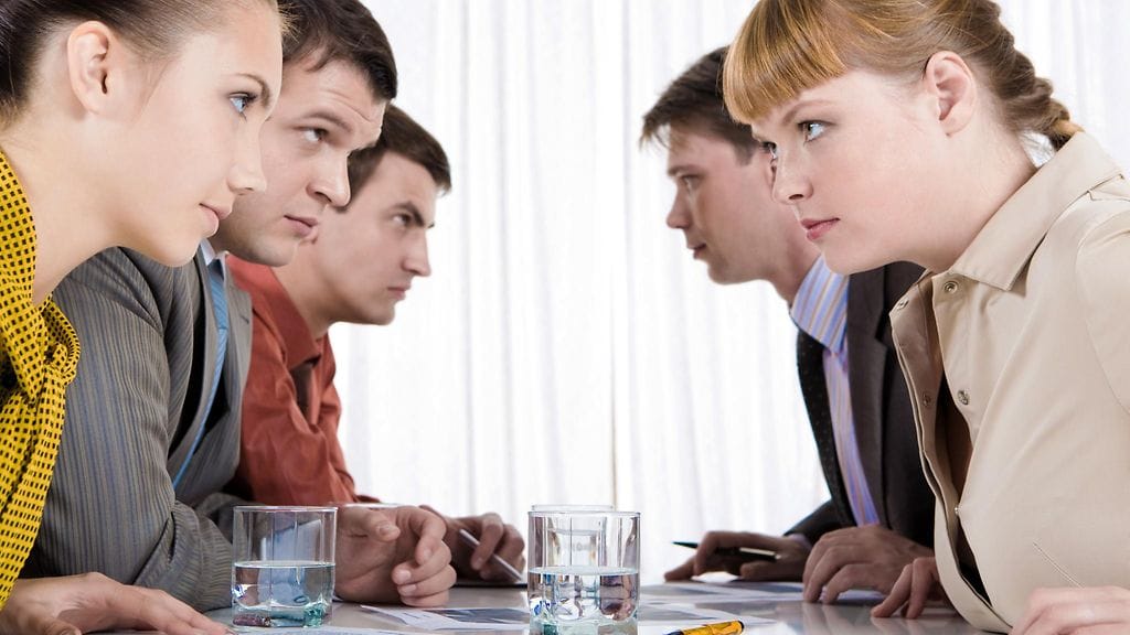 Naiset riitelevät töissä