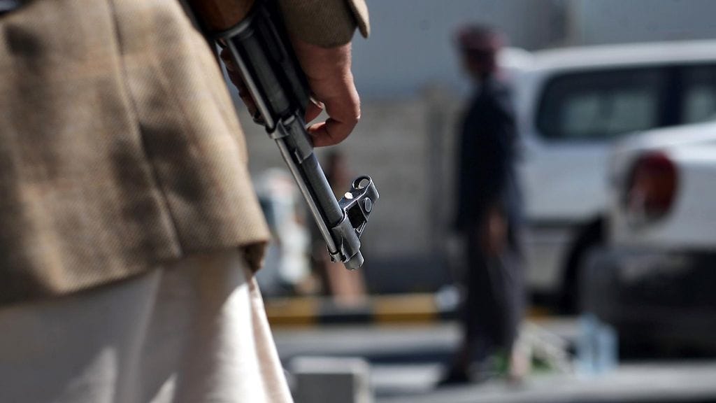 Kuvassa aseistettu houthikapinallinen Sana'assa Jemenissä 21. tammikuuta 2015.