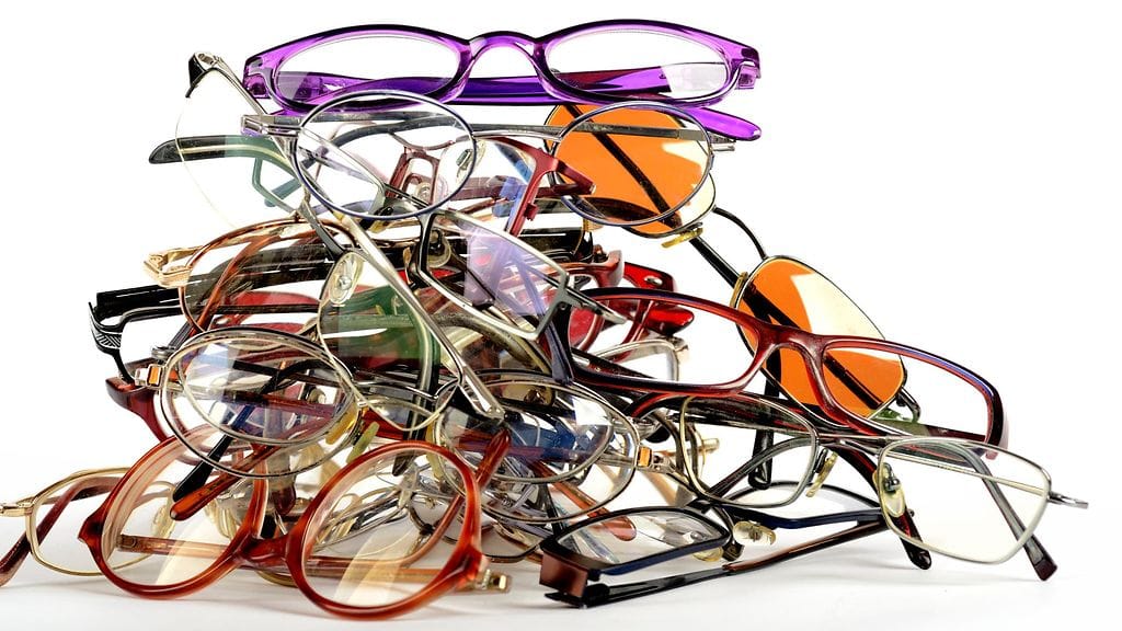 Silmälaseja valitessa kannattaa kokeilla rohkeasti eri värejä, jotta löydät itsellesi täydellisesti sopivat kehykset.