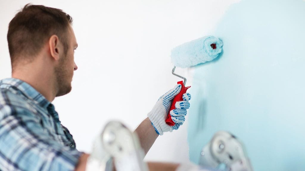 Seinämaalin kuivuminen kulutusta kestäväksi vie yleensä viikosta neljään viikkoon.