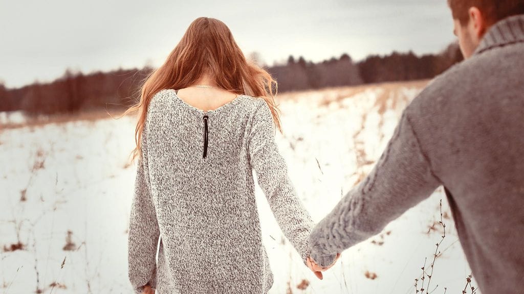 pariskunta kävelyllä