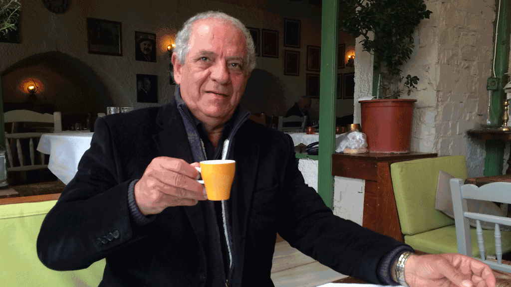 Panagiotis Kazakos pyörittää suositulla ravintola-alueella omaa tavernaa.